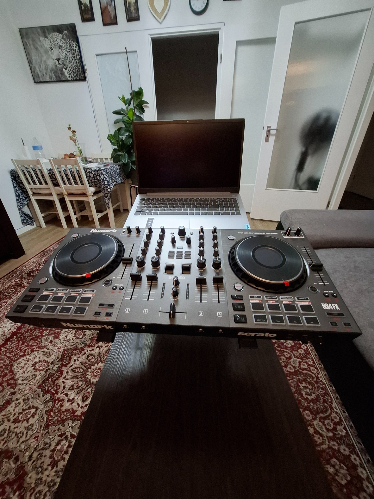 Ordinateur portable avec le numark ns4fx pour mixer